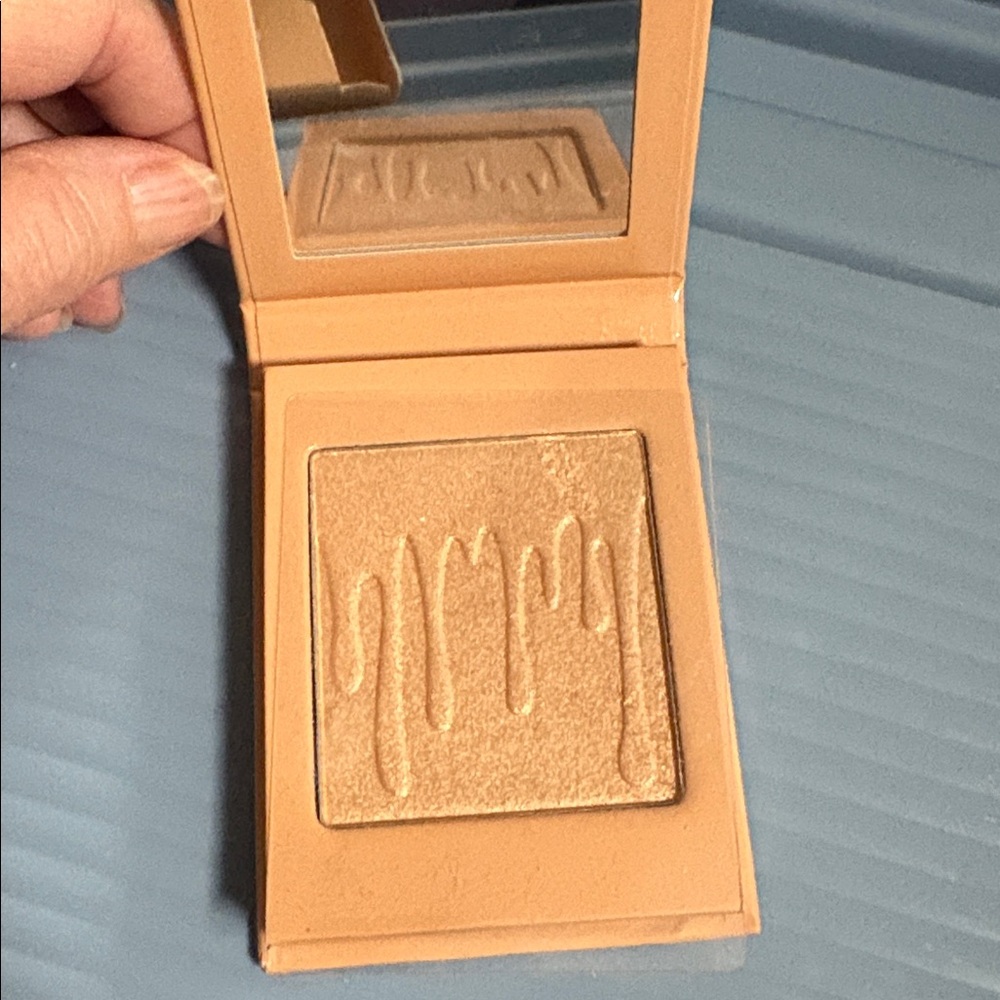 KYLIE Pressed Illuminating Powder (SALTED CARAMEL) New